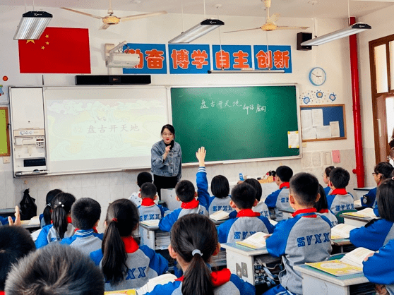 四年级教研组朱雯婧和舒雯老师从教学设计,教学方法,教学实施等多方面