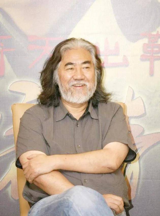 今天来介绍一位内地的导演,他叫张纪中,虽然网友叫他"大胡子,特别是