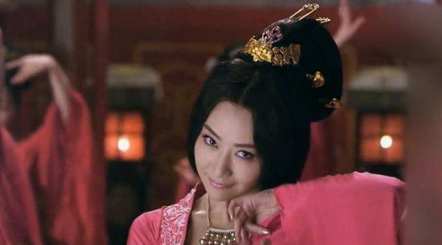 潘妃步步生莲花,美若天仙,在皇帝丈夫被杀时不肯改嫁,殉情自杀_萧宝卷