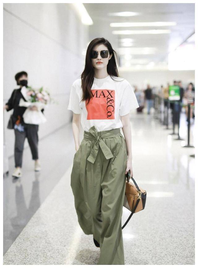 原创
何穗身穿白tee搭配军绿色纸袋裤,高挑时髦,十足仙女范儿 第1张 原创
何穗身穿白tee搭配军绿色纸袋裤,高挑时髦,十足仙女范儿 第1张