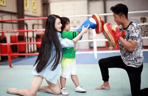拳王邹市明:曾1年甩老婆23次,被对手ko后退役,如今身价上亿_冉莹颖