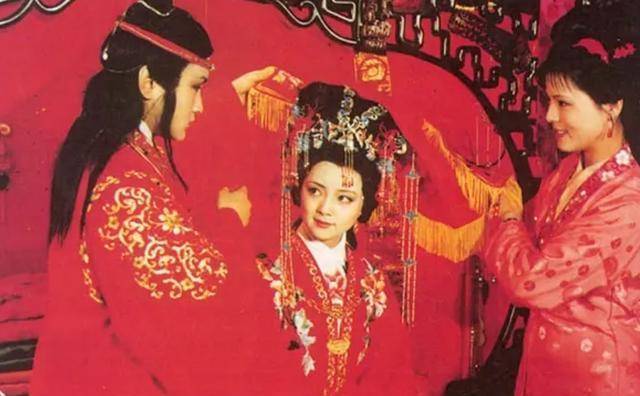 薛宝钗的洞房花烛夜:敲断玉钗红烛冷,贾宝玉对她究竟有多残忍?