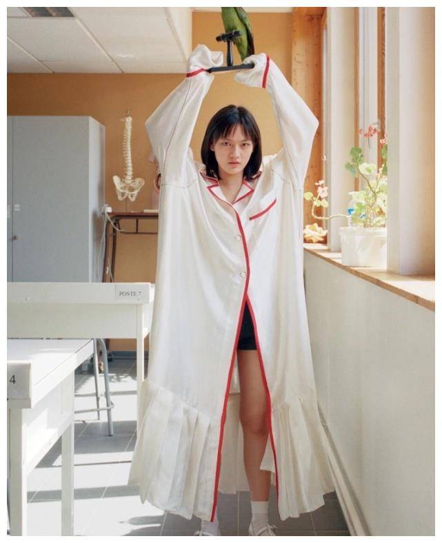 原创欧阳娜娜和文淇齐刘海大片，谁注意到娜娜的腿？可能第一次输吧！
