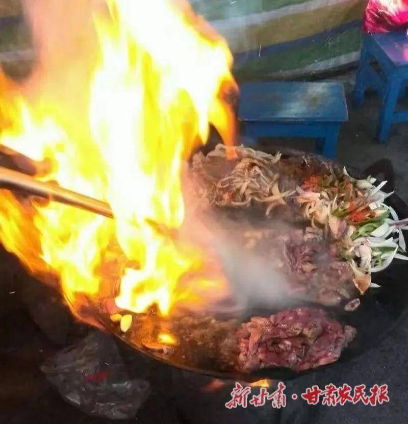 而你来到河西,坐到这烈火烹油的鏊子前,你会一下子变得舒展,坦荡,倘若