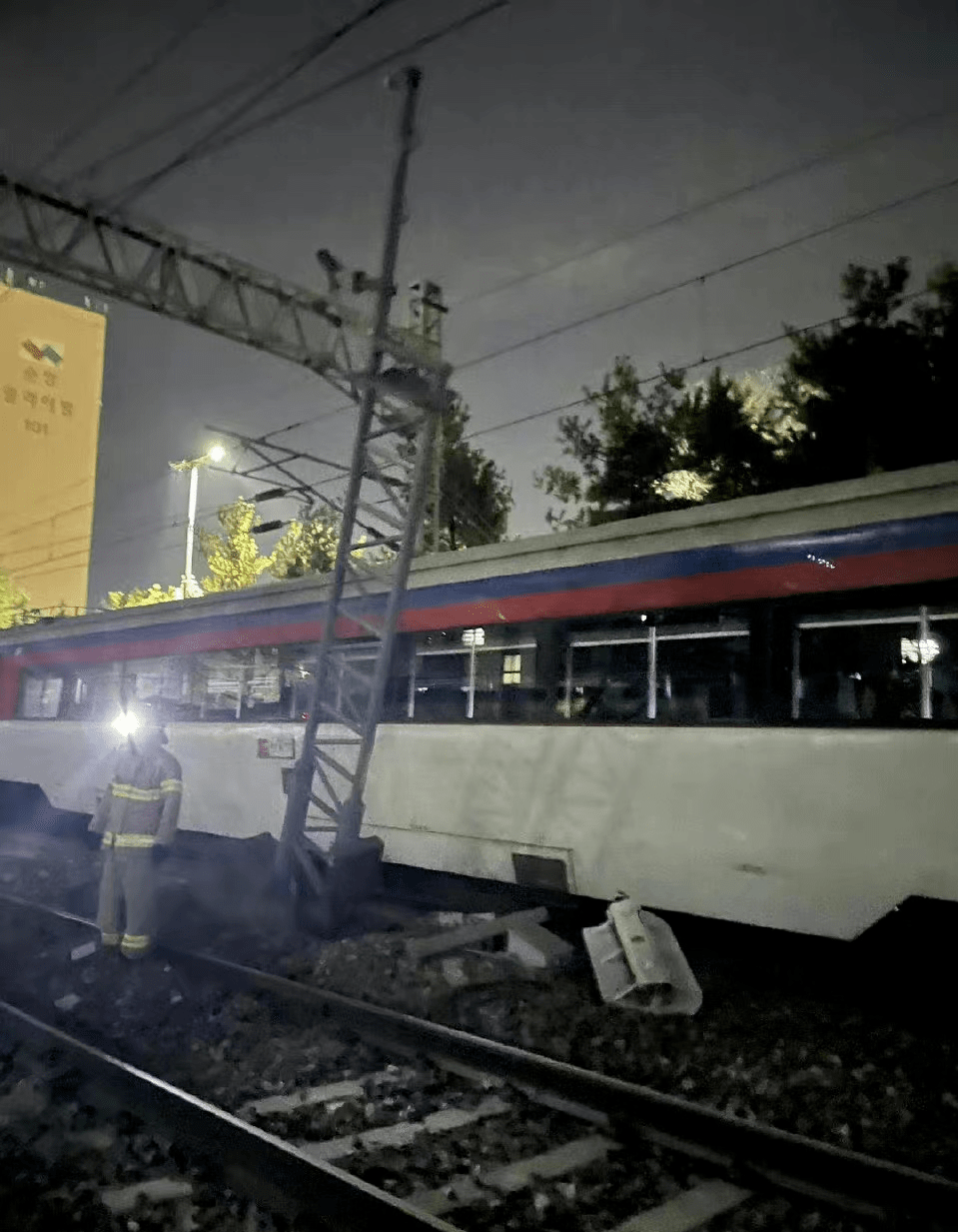 韩国首尔一列火车脱轨致34人受伤