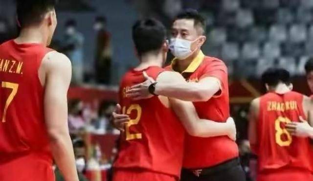 王哲林23+7！吴倩周鹏关键三分，中国男篮首局战胜伊朗队！