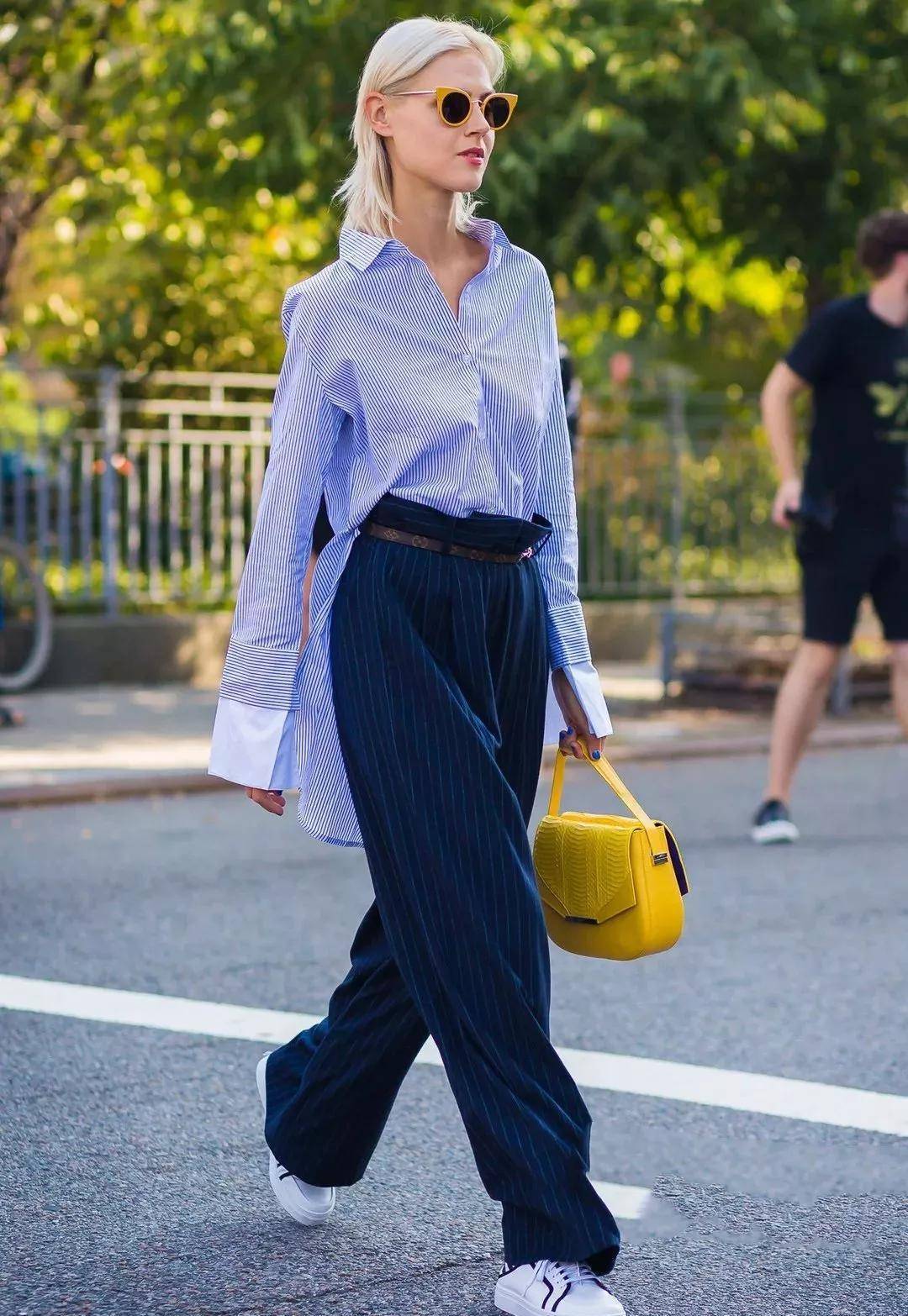 原创
  收起你的小黑裤!今年夏天的“裤王”是它,显瘦时髦还有气质 第9张 原创
  收起你的小黑裤!今年夏天的“裤王”是它,显瘦时髦还有气质 第9张