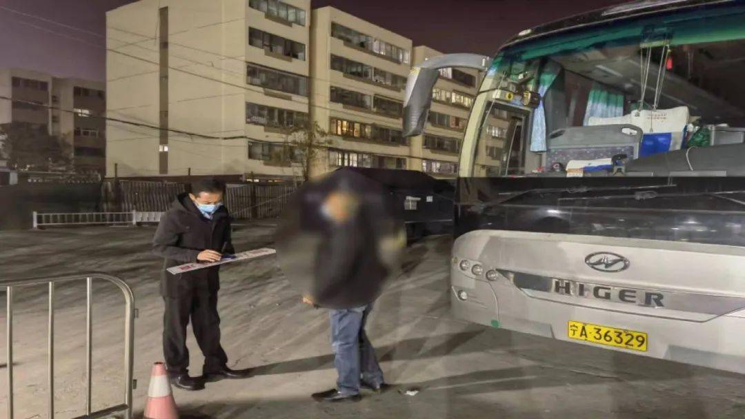 晚上,一辆甘肃省庄浪县的大巴车在未经营运许可的情况下,擅自违规载客