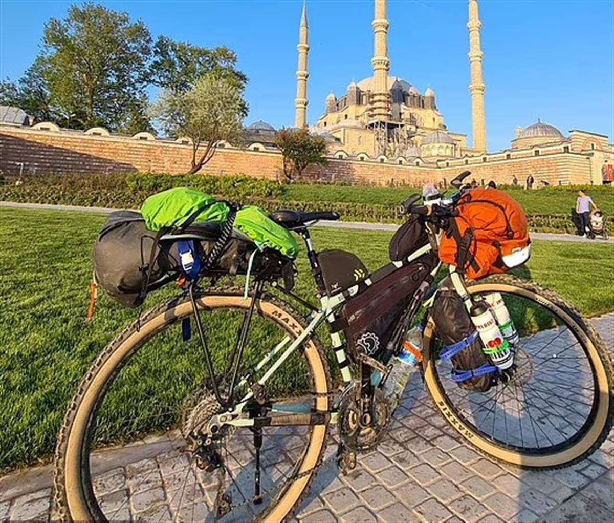 须眉花205天从土耳其骑行到英国，价值2万元的自行车被偷了
