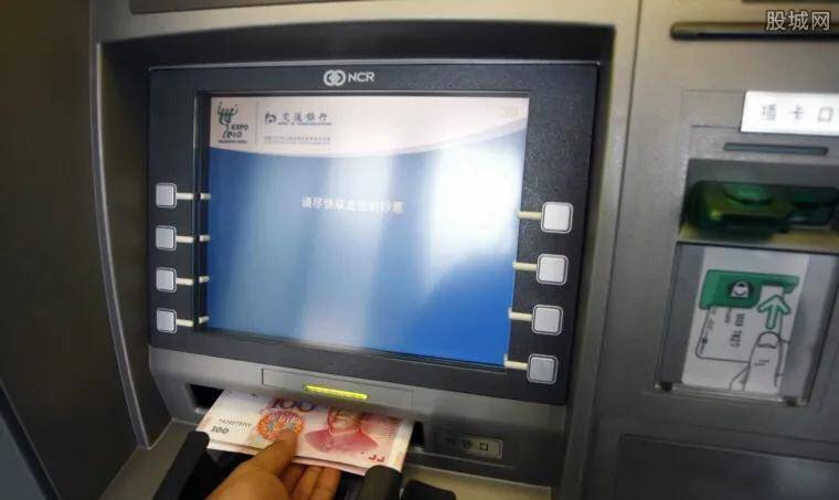 男子到atm存款时，自称被吞钞1万，三次告上法庭后，男子均败诉