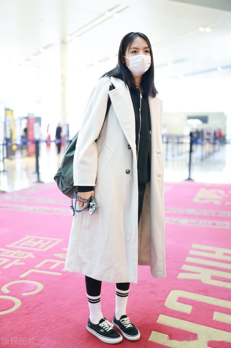 张梓琳上海机场出，发对镜摆拍超有爱