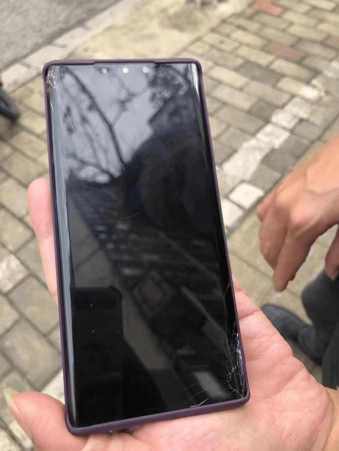 华为手机摔坏屏幕失灵了
:广西南宁：“手机碰瓷”要当心 民警提醒勿“私了”