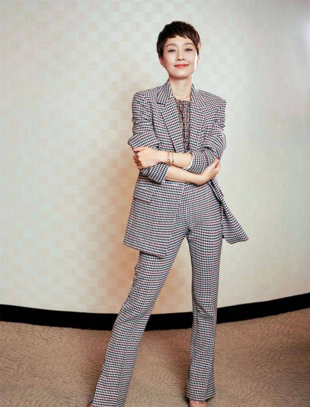 服装不算很出彩,不过马伊琍短发清爽明了