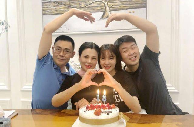 沈梦辰母亲节晒妈妈合照,基因强大神似姐妹,高颜值都是遗传的_杜海涛