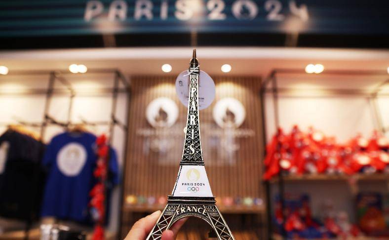 2024年巴黎奥运会和残奥会不祥物首家官方特许商品旗舰店开业