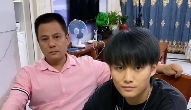 小杨哥爸爸人品崩了，拍了一段不雅视频误发到群主群，疯狂删评论不敢回复