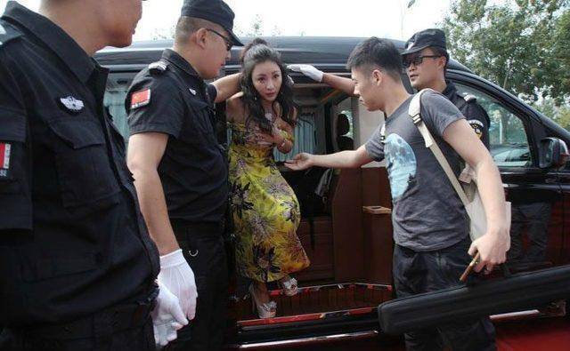 37岁柳岩出行保镖护驾,未ps照流出,网友:这颜值只能靠身材了_时候_圈