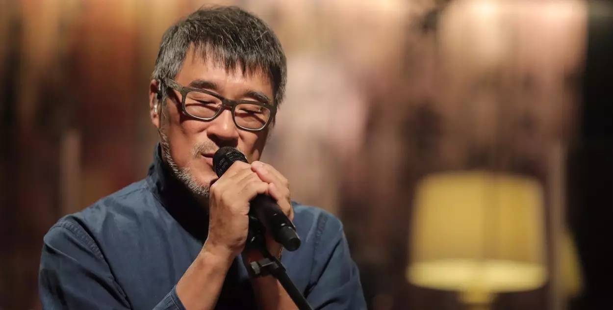 "乐坛教父"李宗盛63岁了,如今两鬓斑白,三婚娶小27岁美貌娇妻_歌曲