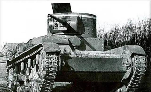 苏联步卒的战地炮火援助，用各型坦克底盘改拆的SU76自行火炮