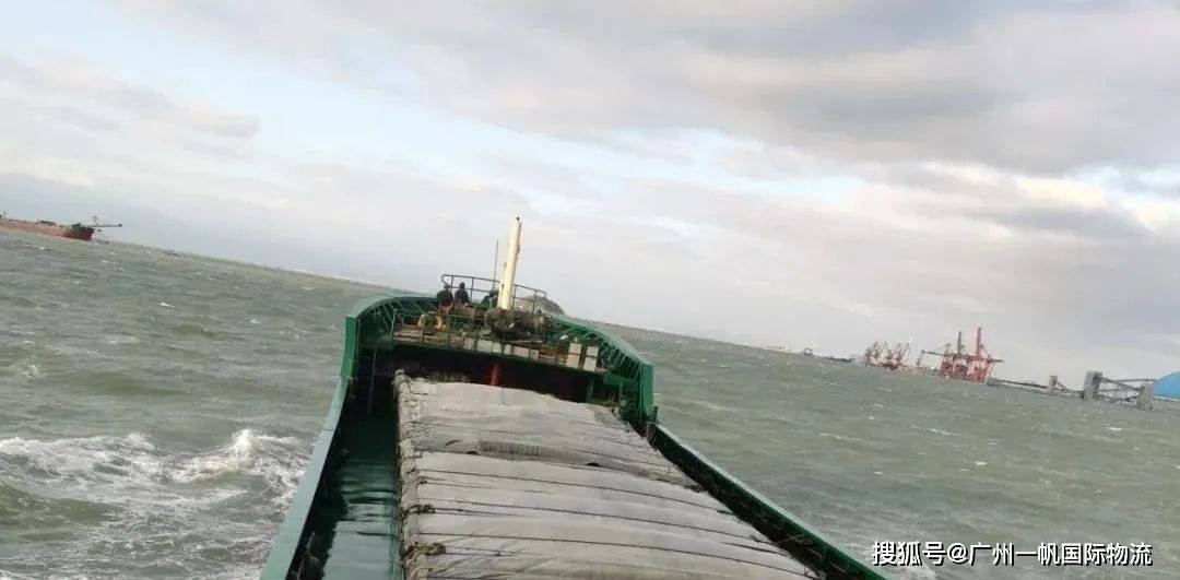 5000吨级集装箱货轮遭遇海难沉没，13名船员弃船出逃最终得到救援