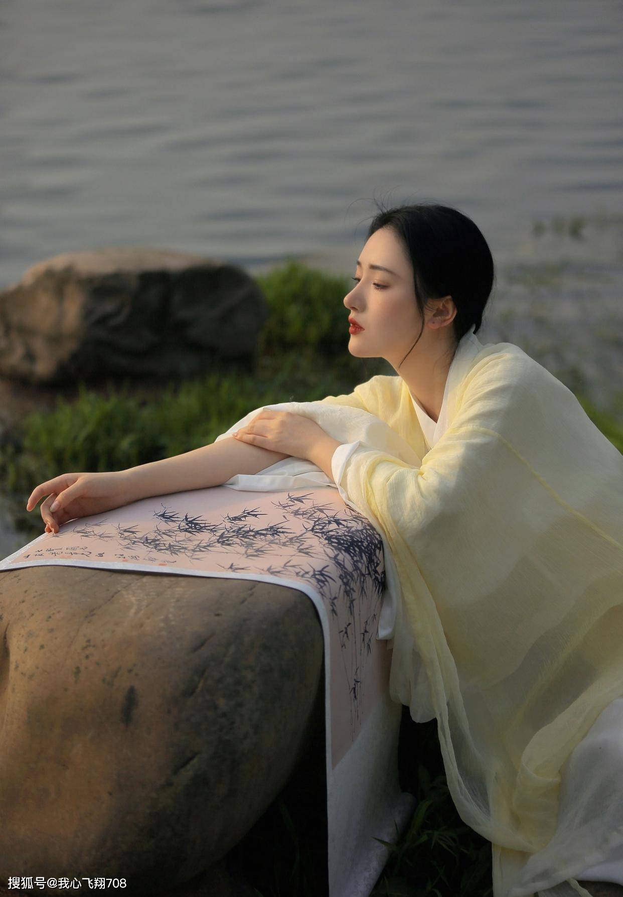 青丝白首自怜怜.云绻云舒鸿雁去,秋月春花怎奈迁.素笺香墨半填