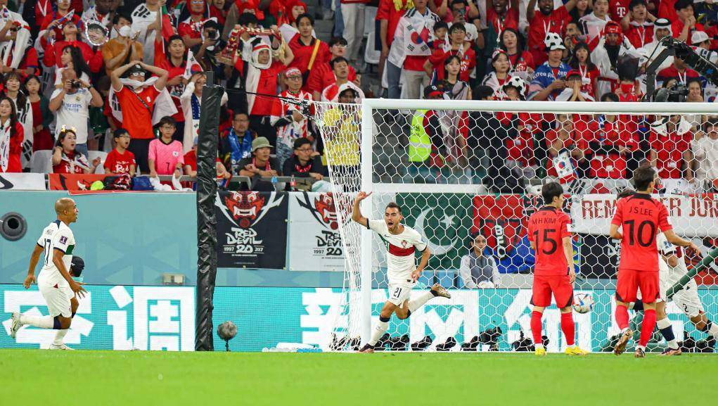 2-1！韩国击败葡萄牙晋级世界杯16强，孙兴慜赛后哭晕过去