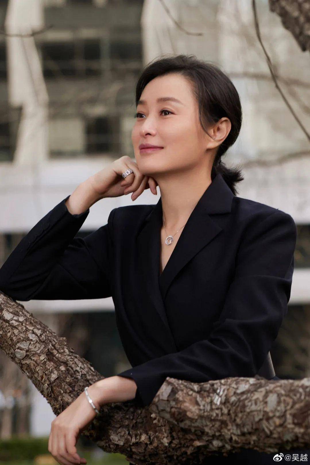 演员阵容里,对于吴越能拿下女主角的资源,有点让人感到意外,但细想之