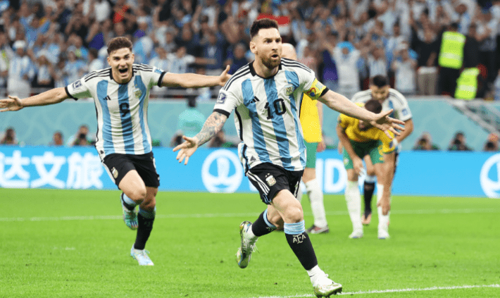 梅西里程碑！阿根廷2-1裁减澳大利亚晋级八强，北京时间12月4日，世界杯16强，