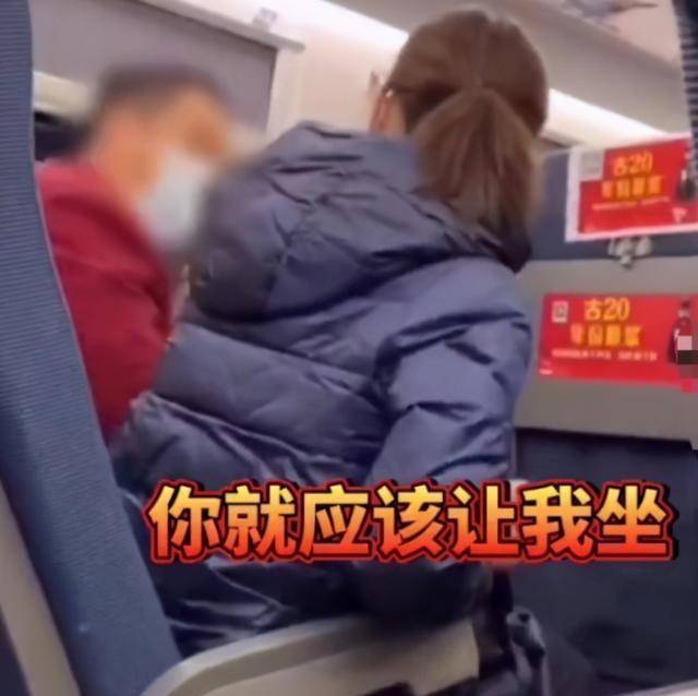 华为手机在高铁上
:高铁上男子对女生大打出手，只因要给手机充电，可离巨婴远点吧！
