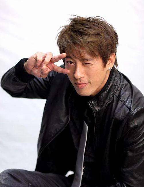 他是港版木村拓哉,一生无子把自己活成了令狐冲_吕颂贤_万绮雯_香港