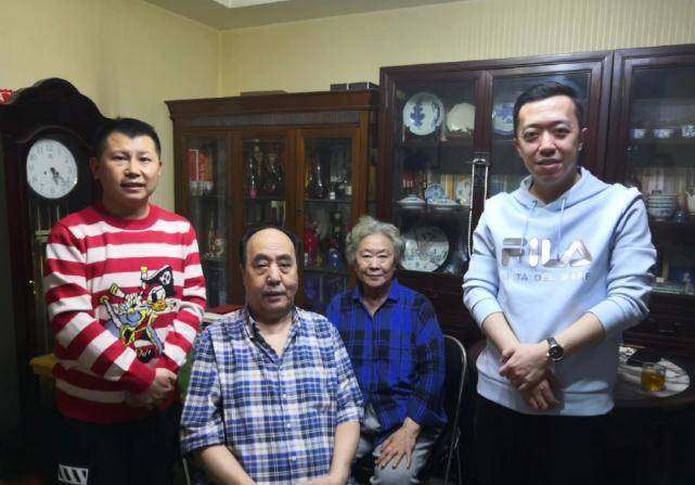 何云伟李菁罕见合体现身,探望刘洪沂崔琦等前辈,一引!