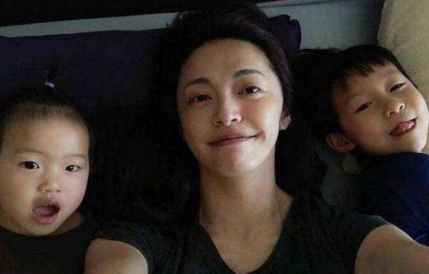 原创姚晨3年生下2个孩子，生活照揭露近况恢复成果，身材纤细惹人羡慕