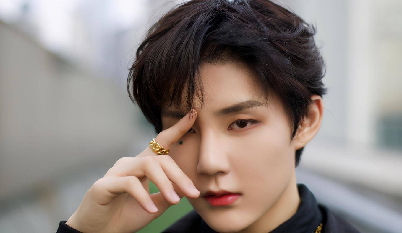 出道两年无资源，在队内成为镶边，他才是乐华七子中的“美强惨”