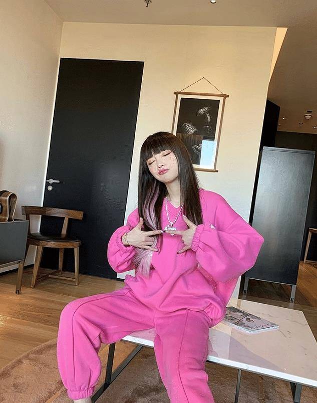 十博app今年流行李小璐的“运动套装”40岁嫩回20岁意外成