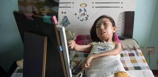 9岁女孩生成没腿却走上T台：她要的不是同情，而是全世界的喝彩