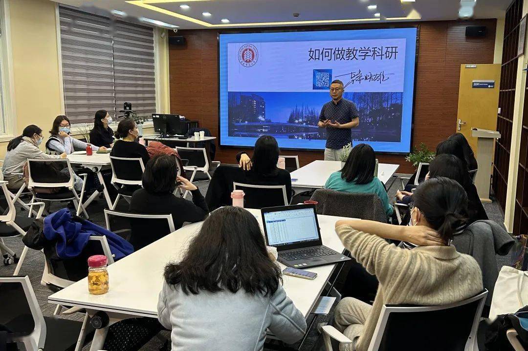 老师们的回答虽然各有侧重,但都回归到了一个核心:站在讲台前的老师若