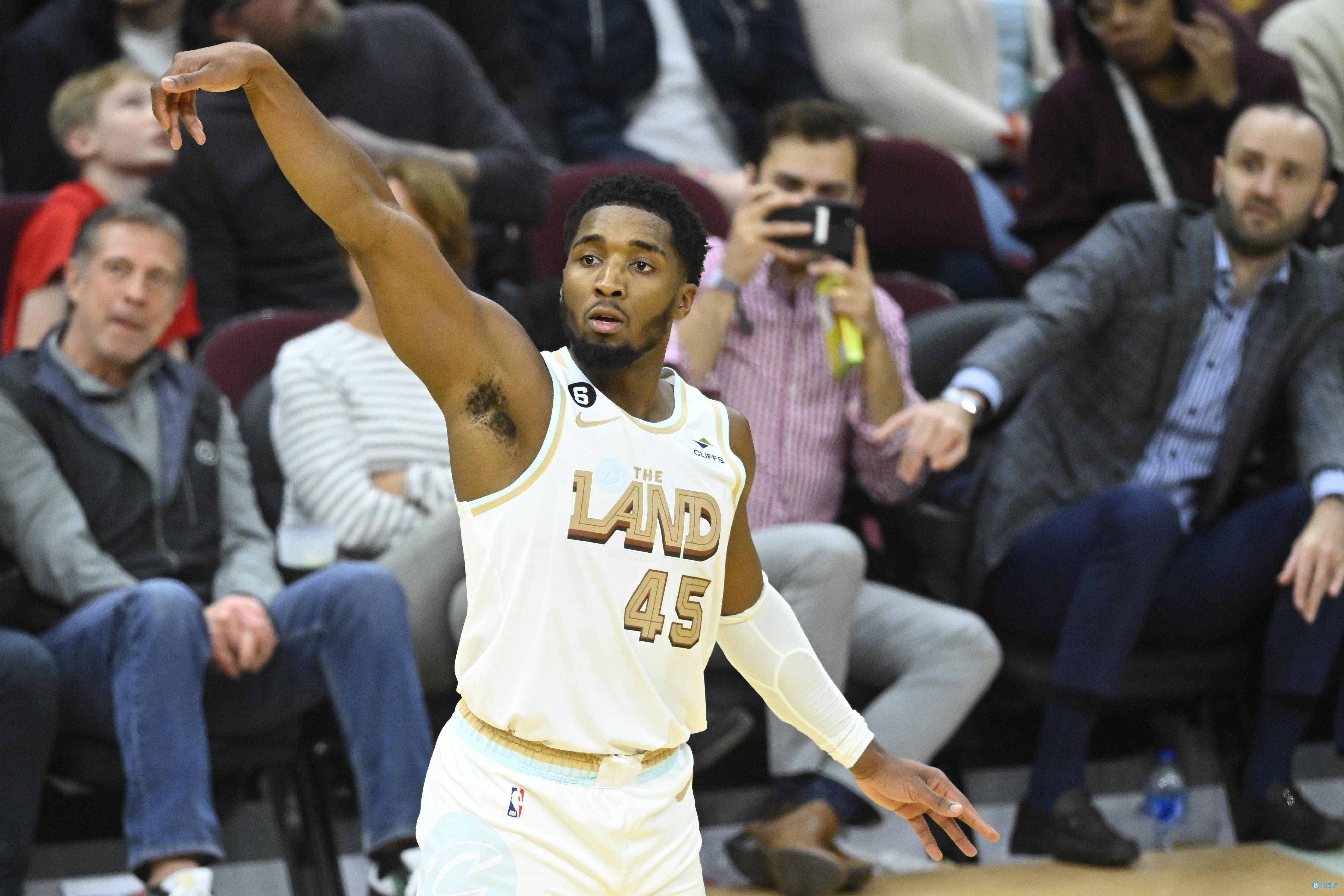 NBA�����ں�ڰ���������ʰ�ֱ� ��ɪ��ײ����ǽ