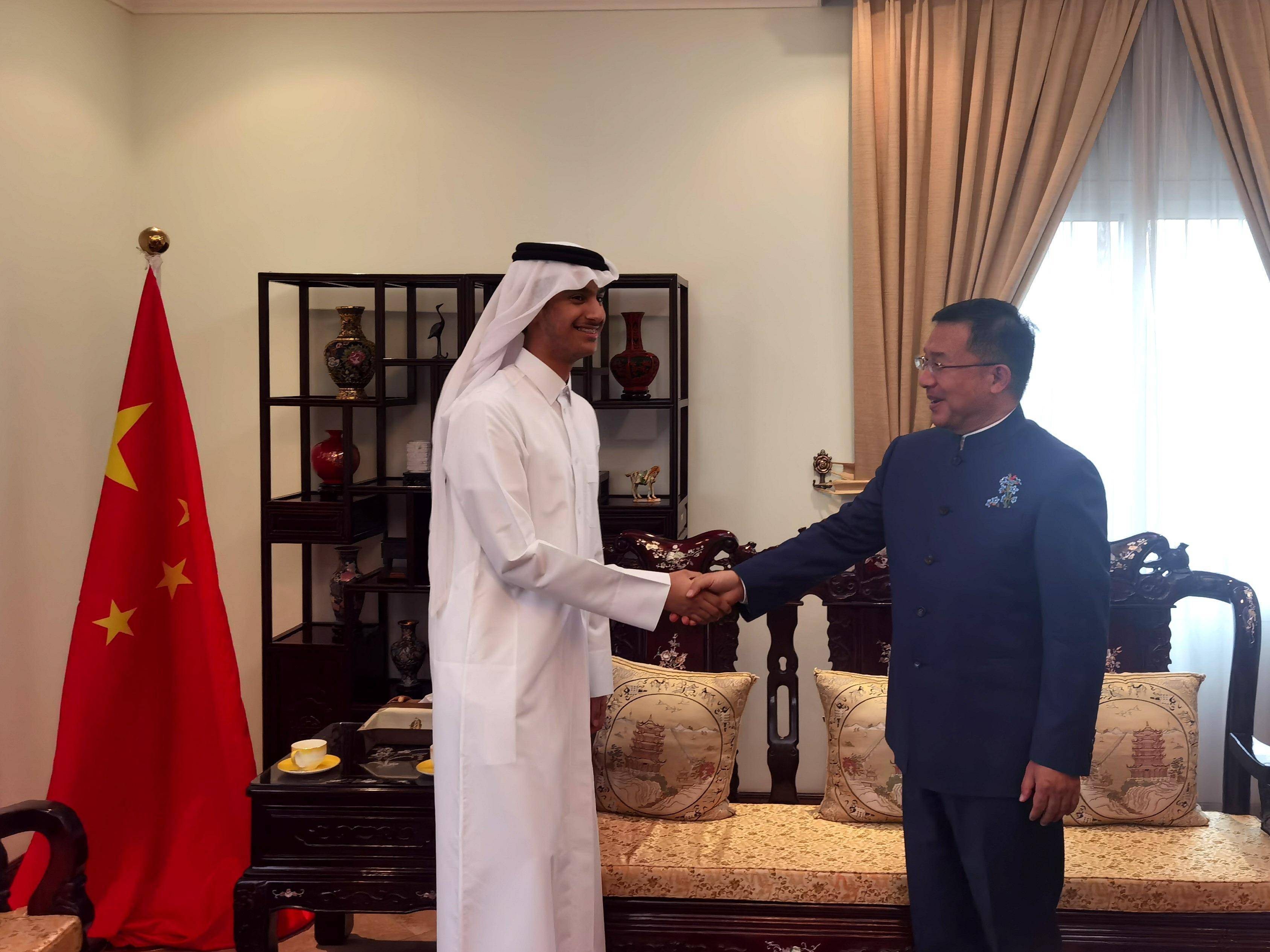 卡塔尔世界杯|特写：卡塔尔“拉伊卜”跟中国大使学古诗