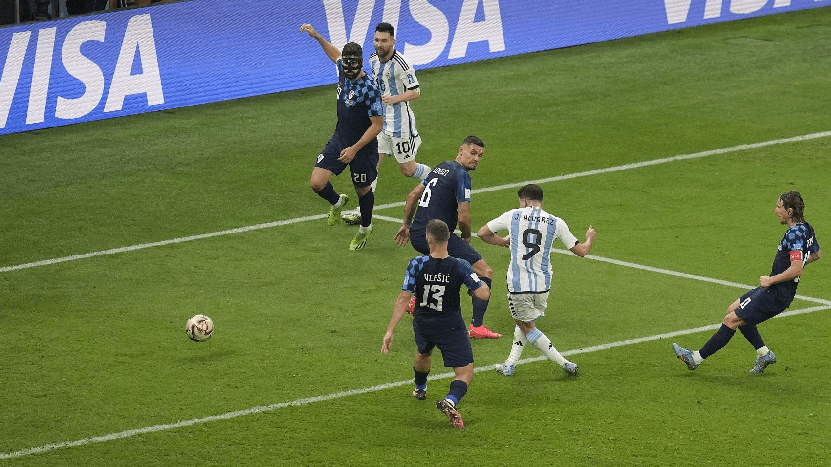 世界杯：梅西打进一球助攻，小蜘蛛独进三球，阿根廷3-0晋级决赛
