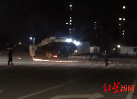 郑州一挖机疯狂旋转致多车损毁 有工人死亡 目击者：他把挖机开到路中间，一直在转