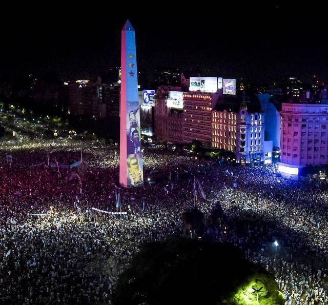阿根廷队凯旋归来！超过20万球迷接机，梅西拥抱世界杯，王者归来