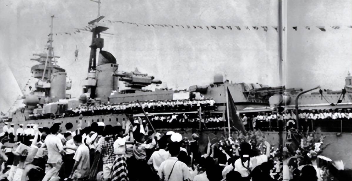 1956年苏联海军拜候中国上海，五天的特殊演习，兄弟会见、情深似海