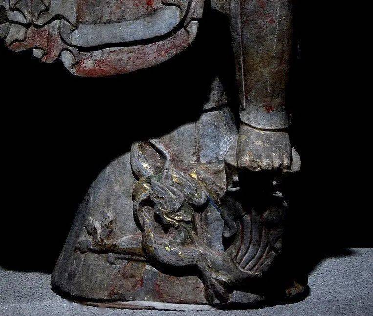 青州造像一大特色,但在筌蹄(坐具)上出现龙吐莲花的例子,比较少见。