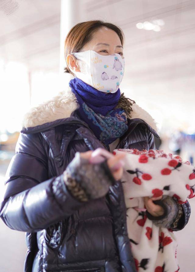 刘敏涛在认实过冬，棉服搭配牛仔裤稳严重气，中年女性能够照着穿