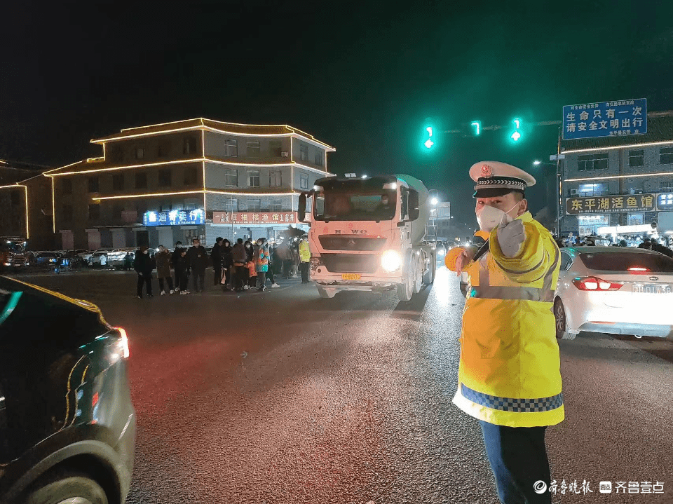 不夜城中的“荧光绿”，泰安交警东平大队护航景区道路交通平安