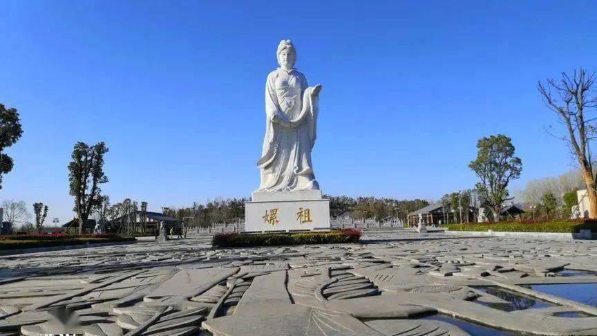 CQ9电子 CQ9传奇电子聚焦 河南西平：上百家服装企业聚集一刀一剪成就服装大产业(图2)