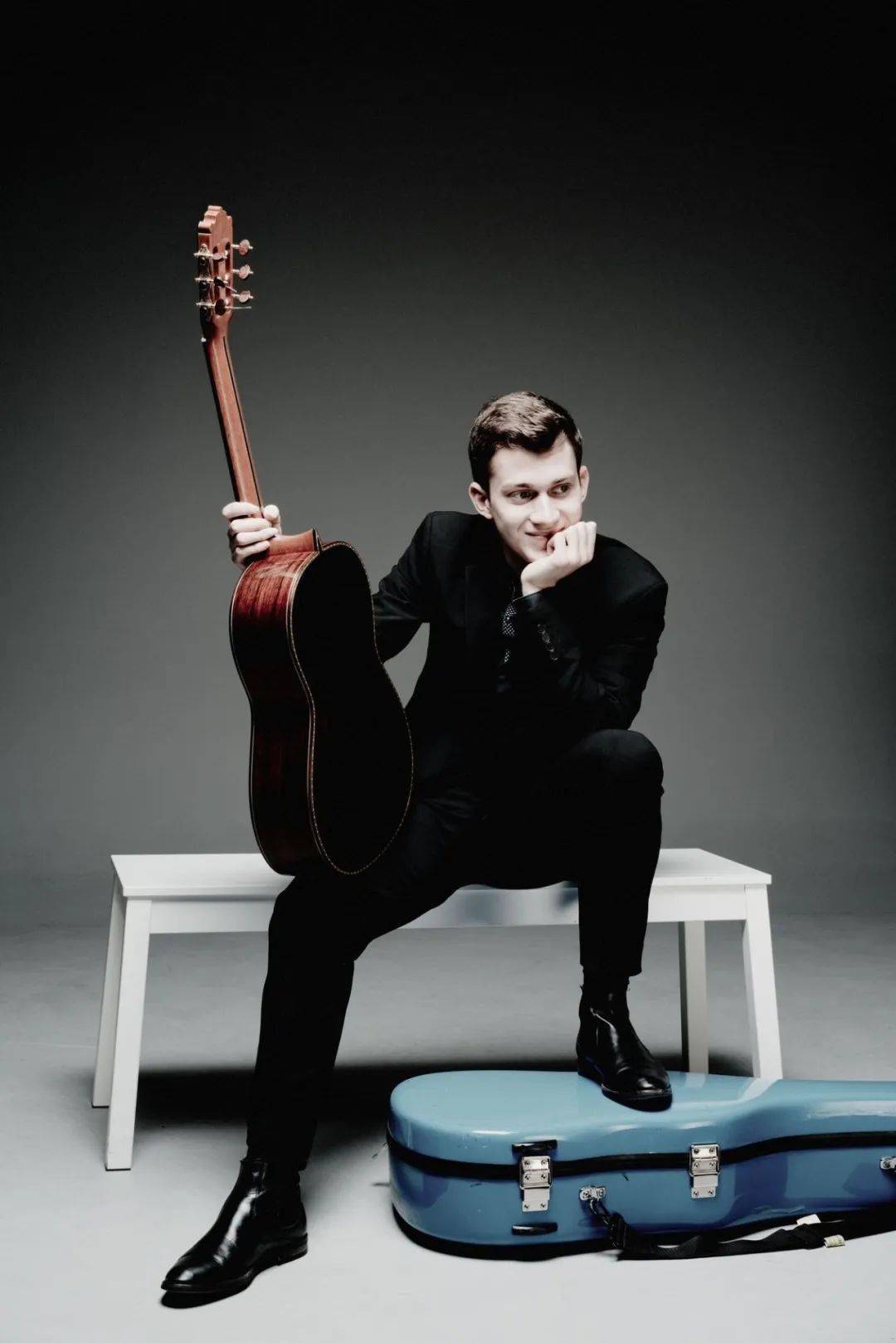 ���ڽ���Ƭ��ò��ٺں�Բ��