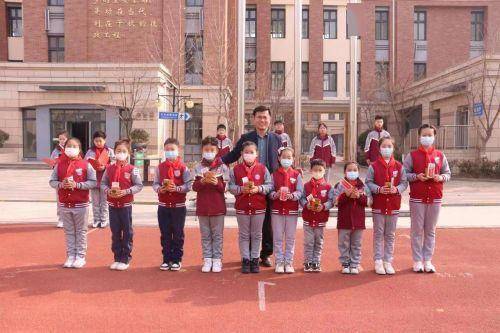 红包玩偶兔、敲响鸣志鼓、情景剧展演……胶州那几所小学开学首日仪式感拉满