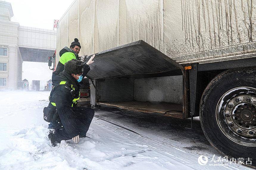 满洲里边检站：应对“倒春寒” 风雪保通关