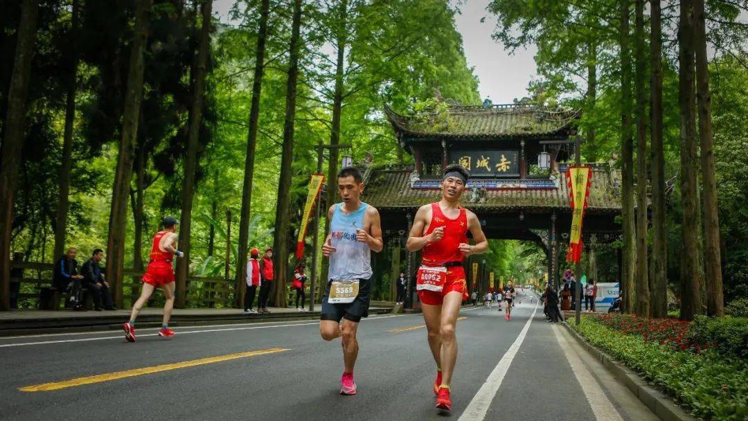 在奔驰中感触感染生命律动 | 都江堰做家眼中的马拉松……